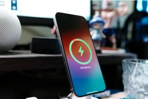 嫩江苹果15换屏服务分享用什么充电器给iPhone15充电更好 